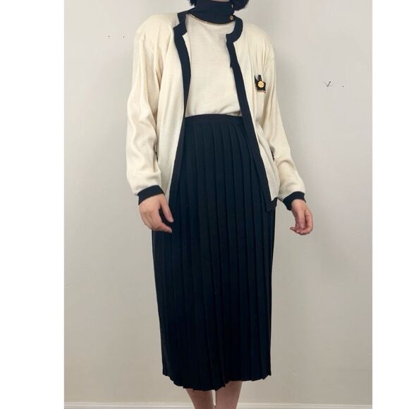 Chaus Dresses & Skirts - Vintage Chaus Black and Cream Wool Blend 3-Piece Knit Skirt Set